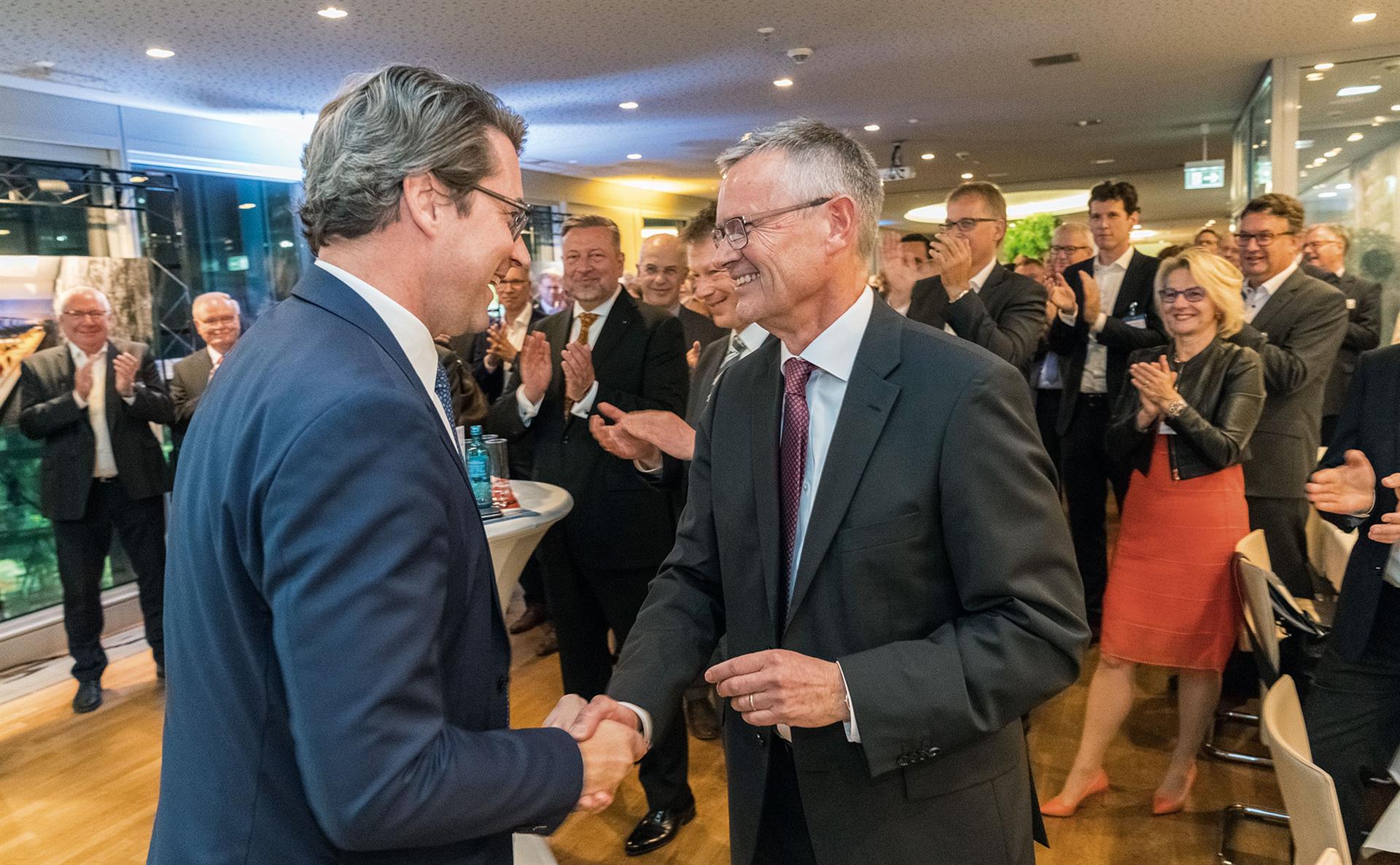 „Für die großartige Arbeit, die Sie geleistet haben“ bedankte sich Bundesverkehrs­minister Andreas Scheuer beim scheidenden VDV-Präsidenten Jürgen Fenske.